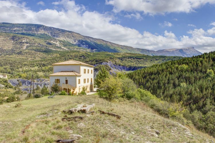 Chateau-de-Meouille-Provence-Alpes-Olivers-Travels