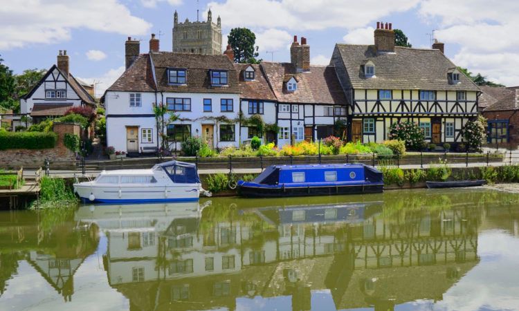 alongside the river avon tewkesbury gloucestershire england uk