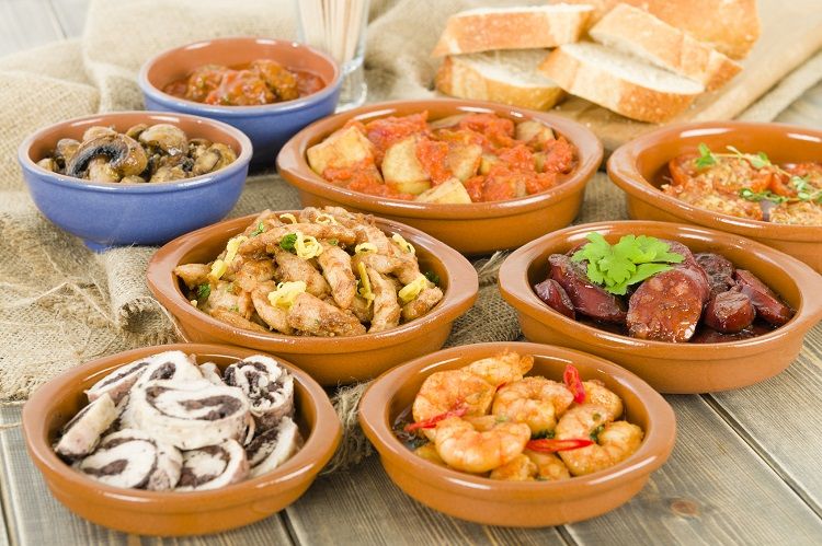 Chorizo al vino, gambas pil pil, patatas bravas, albondigas a la jardinera, setas al ajillo, pollo al limon con ajo, rollitos de pollo con aceitunas, tomates al ajillo