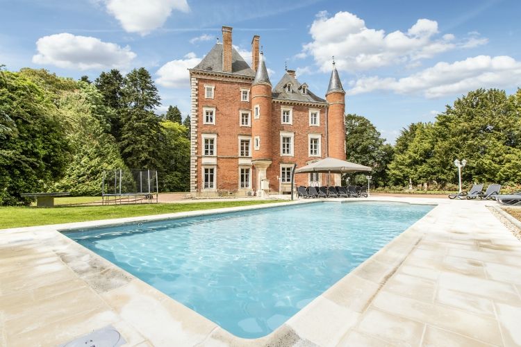 Chateau Romenay - villas with swimming pools in France
