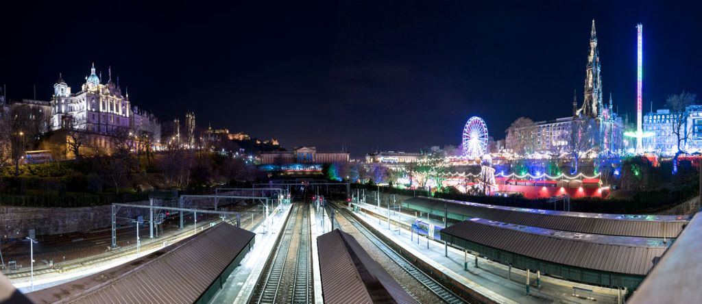 edinburgh christmas market panorama