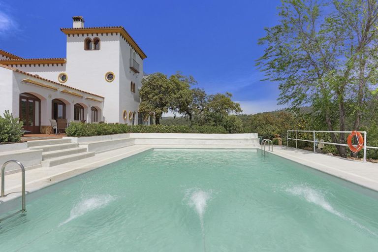 Enticing swimming pools header