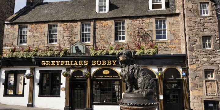 Statue of a dog in front of Greyfriars bobby pub