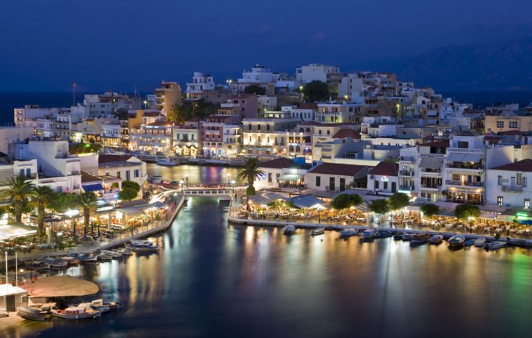 Agios Nikolaos at night