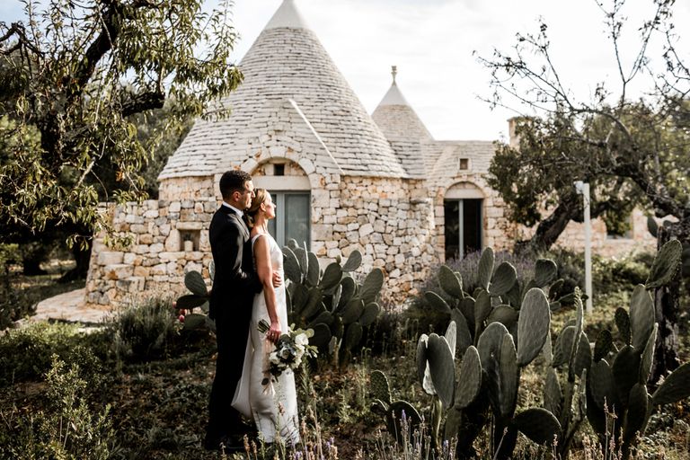 bridge and groom outsite italian buildings in Puglia